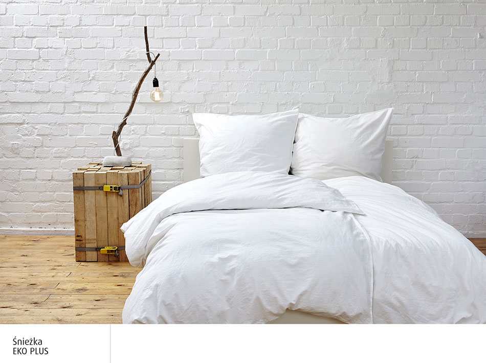Minimalistyczna biała sypialnia z drewnianymi elementami